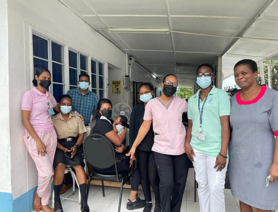 Group of patients with family medicine residents 